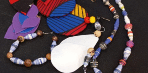 Ecobijuterias - Brinco de papelão e tecido | Sesc Bertioga