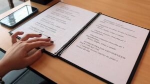 Imagem de um cardápio aberto sobre a mesa